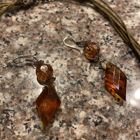 Acrylic dangling necklace with hunter green, orange & silver & matching earrings - Picture 8 of 10